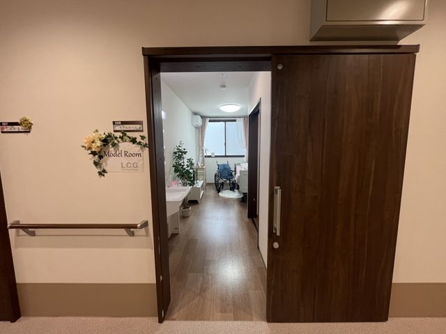 居室の入口 居室   車椅子でも移動しやすい広々とした入口になっています。優しい木目調の床が温かみを感じさせます。