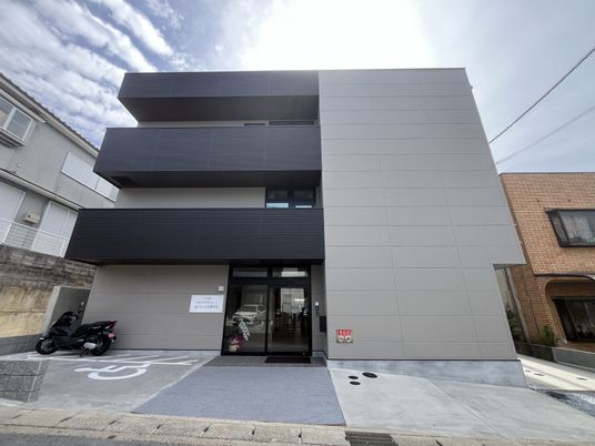スタイリッシュな建物外観