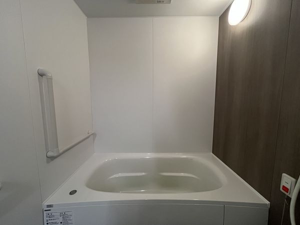 シンプルな浴槽の浴室
