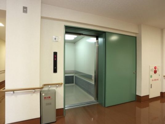 清潔なエレベーターホール