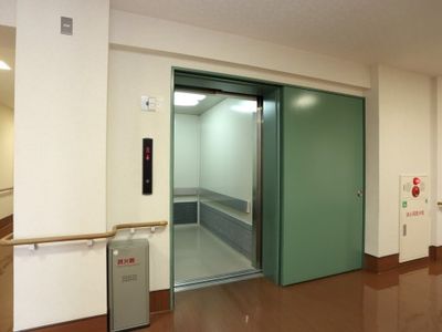 清潔なエレベーターホール