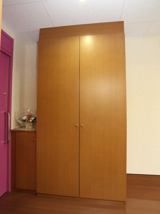 茶色の洋室のクローゼット