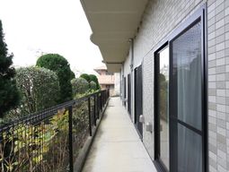 手すり付き廊下と窓