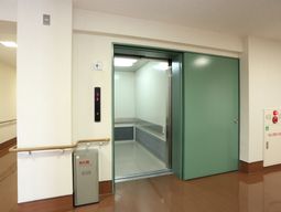 清潔感のあるエレベーターホール