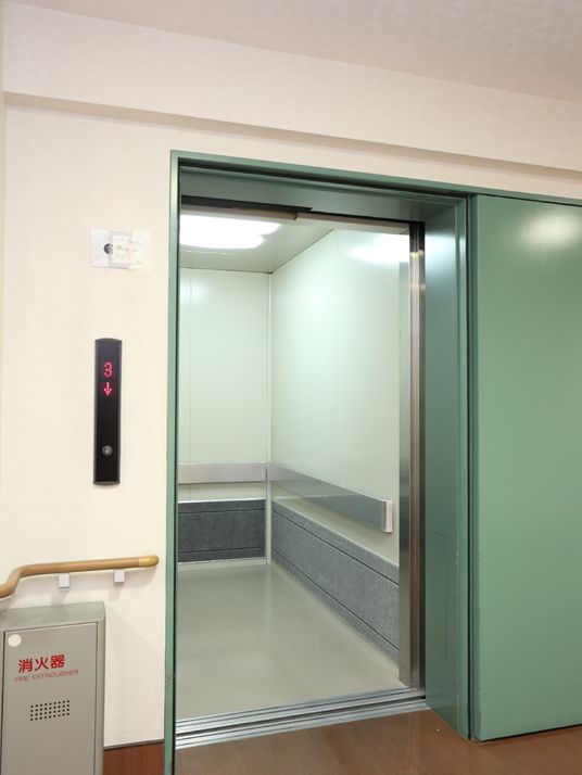 開いたエレベーターの扉