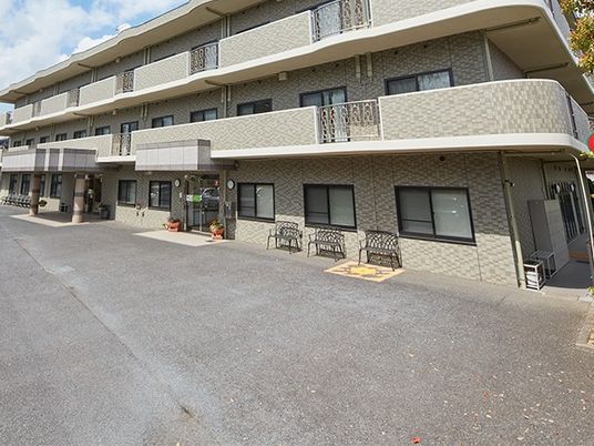施設外観の正面入口  