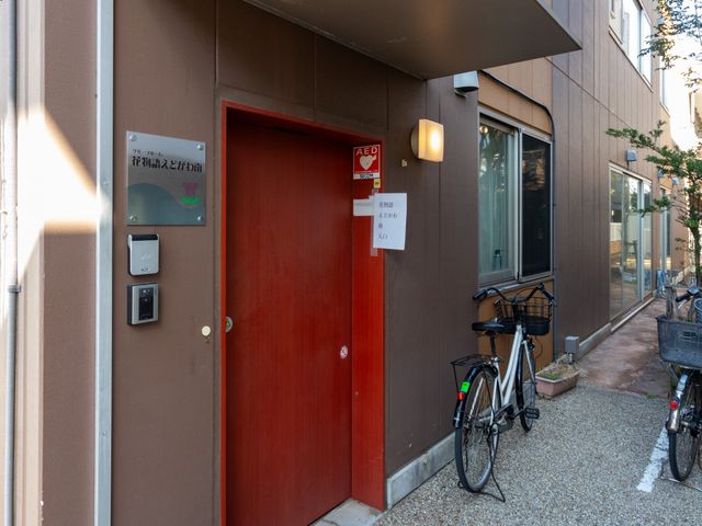 自転車が置かれた入口 エントランス 防犯カメラが見守る安心のエントランスです。自転車置き場も併設しています。