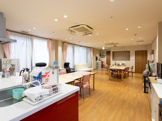 広々とした明るい部屋