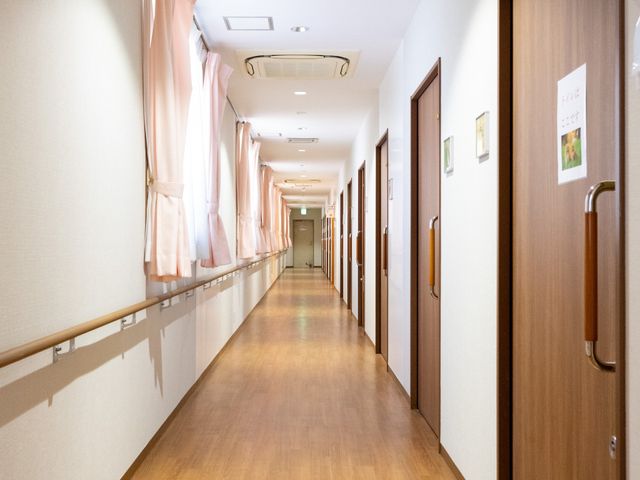 明るく長い廊下 廊下 自然光が差し込む明るくて長い廊下です。手すり付きで安全に移動できます。