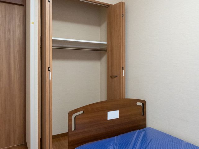ベッドとクローゼットの居室 居室   シンプルで落ち着いた雰囲気の居室です。快適な空間で働くことができる環境です。