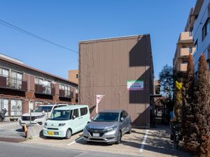駐車場と外観