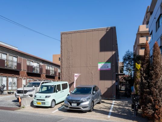 駐車場と外観