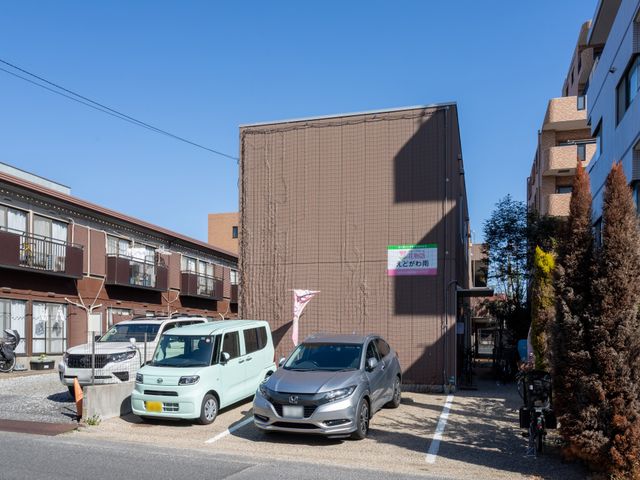 駐車場と外観 外観 日当たりの良い駐車スペースがあり、車でのアクセスも便利です。建物は落ち着いた雰囲気です。