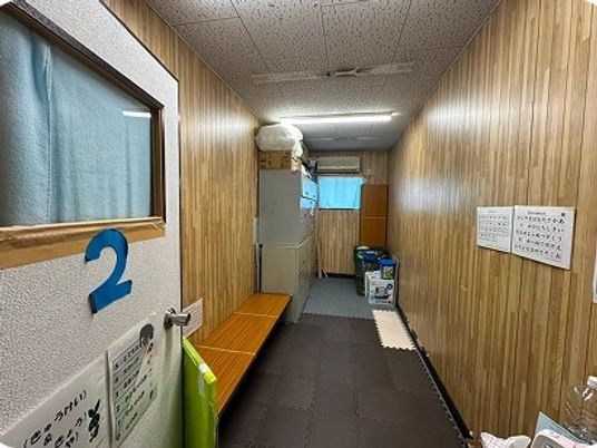 木目調の廊下  