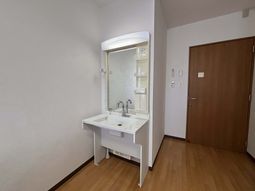 明るい洗面台のある部屋