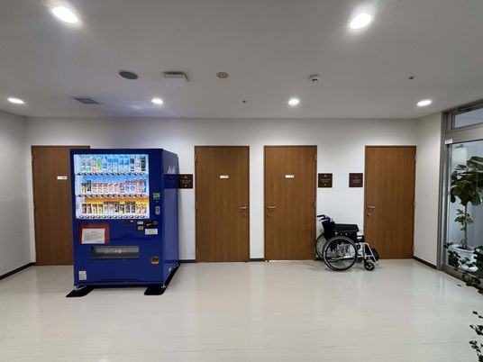 自動販売機と車椅子のある廊下