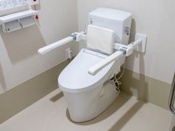 手すり付きのトイレ