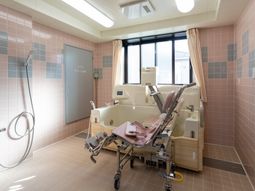 機能的な浴槽のある部屋