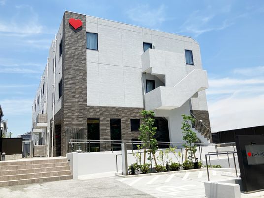 モダンな外観の建物