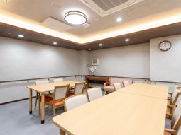 広いテーブルが配置された部屋