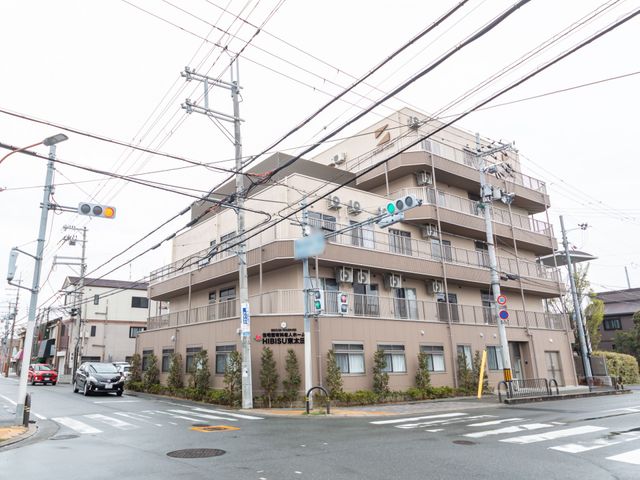 交差点に面する建物 外観 交差点に位置する施設の外観は、アクセスが便利です。周囲には車両や歩行者が行き交っています。