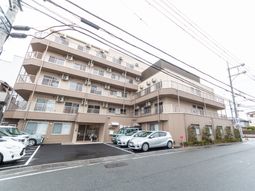 駐車場付き建物外観