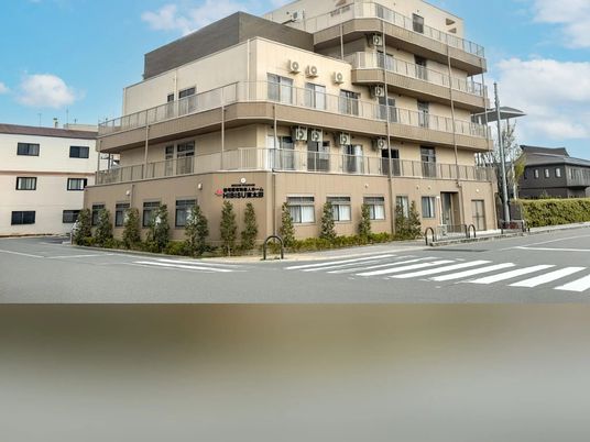 ベージュの建物外観  