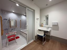 清潔な浴室と洗面台