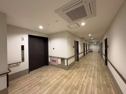 落ち着いた色調の廊下