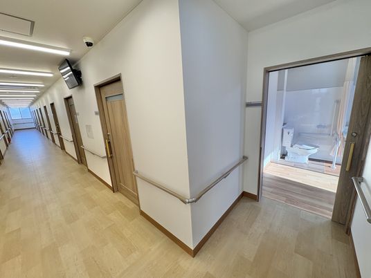 明るい廊下と部屋