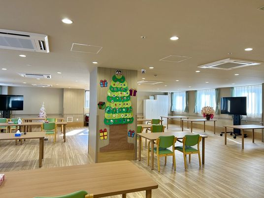 広々としたテーブルが並ぶ部屋