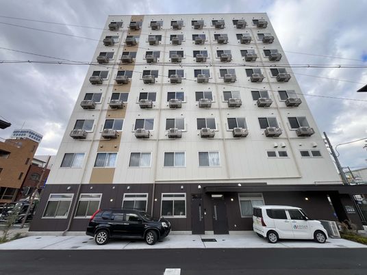 大きな建物の外観