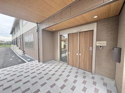 木目調の入口外観  
