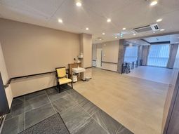 明るい廊下と洗面台  