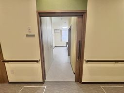 居室の入口と廊下  