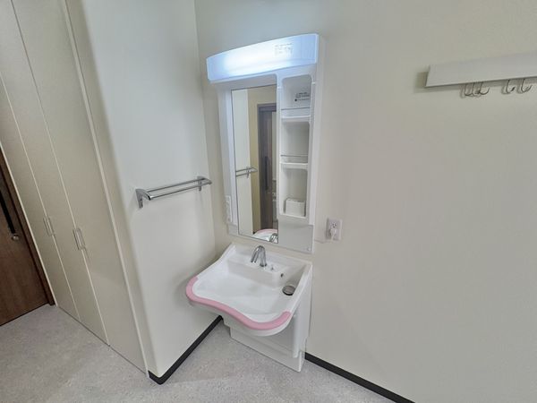 手すり付き洗面台  