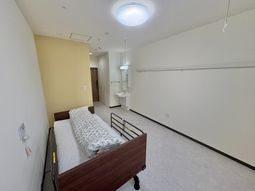 明るい個室の居室  