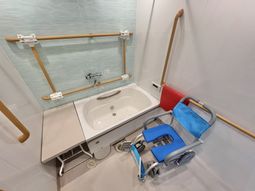 手すり付き浴室  