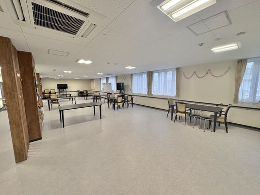 広い食堂の室内  