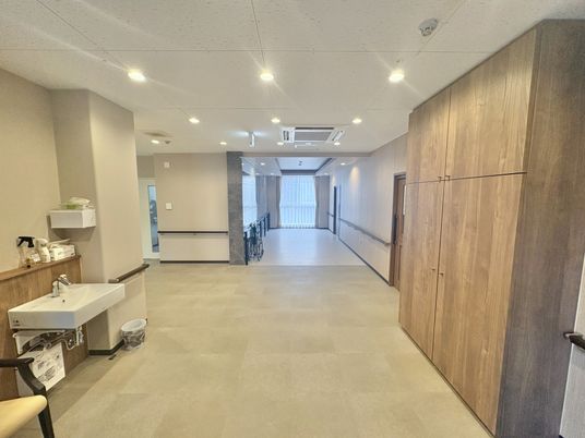 明るい廊下と洗面台廊下  