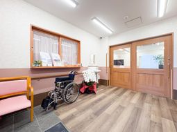 広い出入り口のロビー