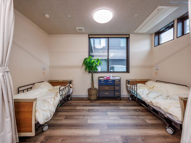 自然光が入る居室 居室 くつろぎやすい雰囲気の中、広々としたスペースで快適に過ごせます。自然光が心地よい空間です。