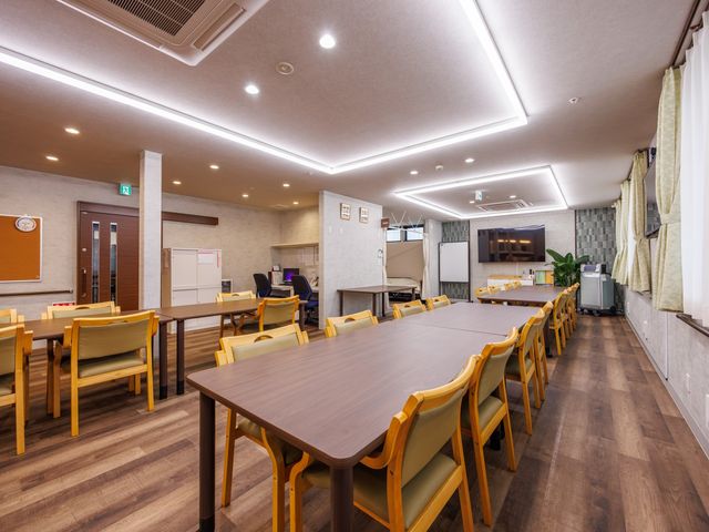 広々したダイニングルーム ダイニングルーム 木の温もりを感じる広々とした明るい空間で、集いの場として快適に過ごせます。