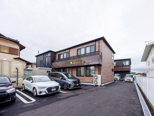 落ち着いた雰囲気の建物外観