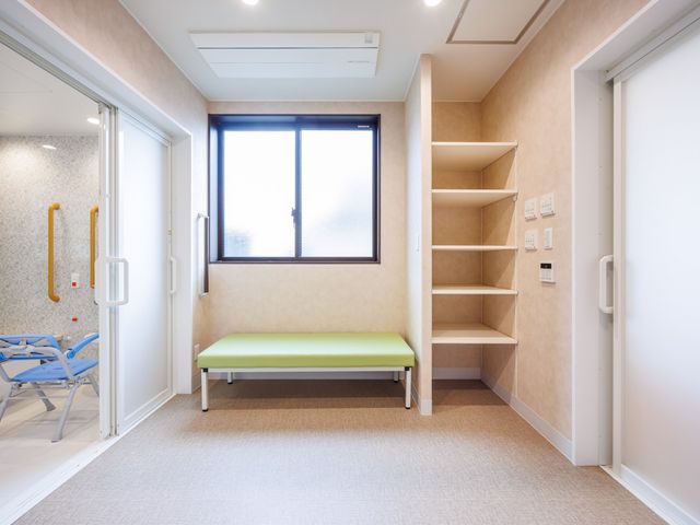 明るい室内の居室 居室 自然光が差し込む明るい居室です。ゆったりとした空間で、快適に過ごせる環境が整っています。