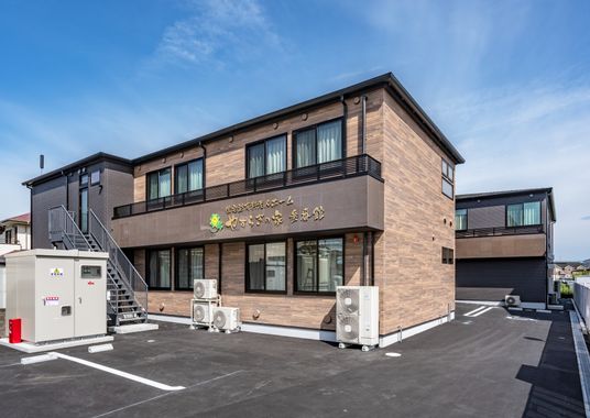 温かな外観の建物