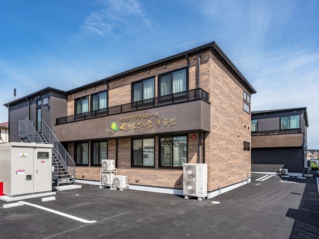 温かな外観の建物 外観 自然光を取り入れたモダンな建物です。快適な環境で働くことができます。
