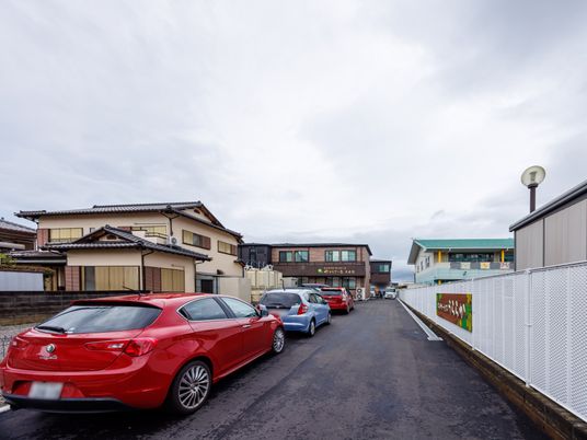 車が並ぶ建物前