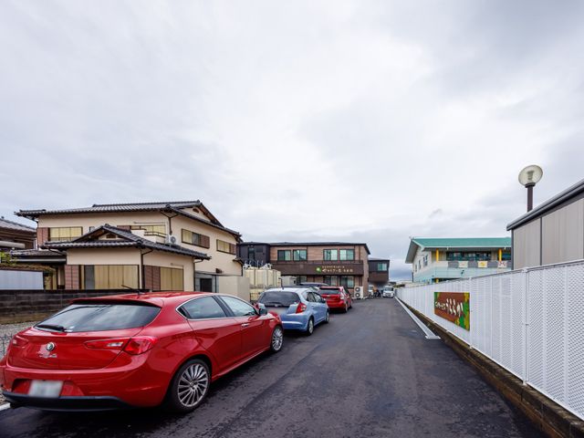 車が並ぶ建物前