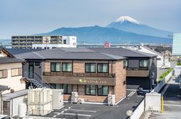 山を望む施設外観